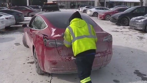 “This is Crazy, It’s a Disaster” – Public Charging Stations Turn into Electric ‘Car Graveyards’ in Bitter Chicago Cold